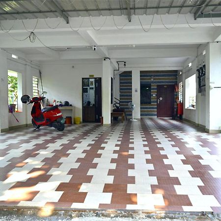 Nirupama,Hotel Aluva 700 Mtr From Aluva Railway Station Alwaye Exterior foto