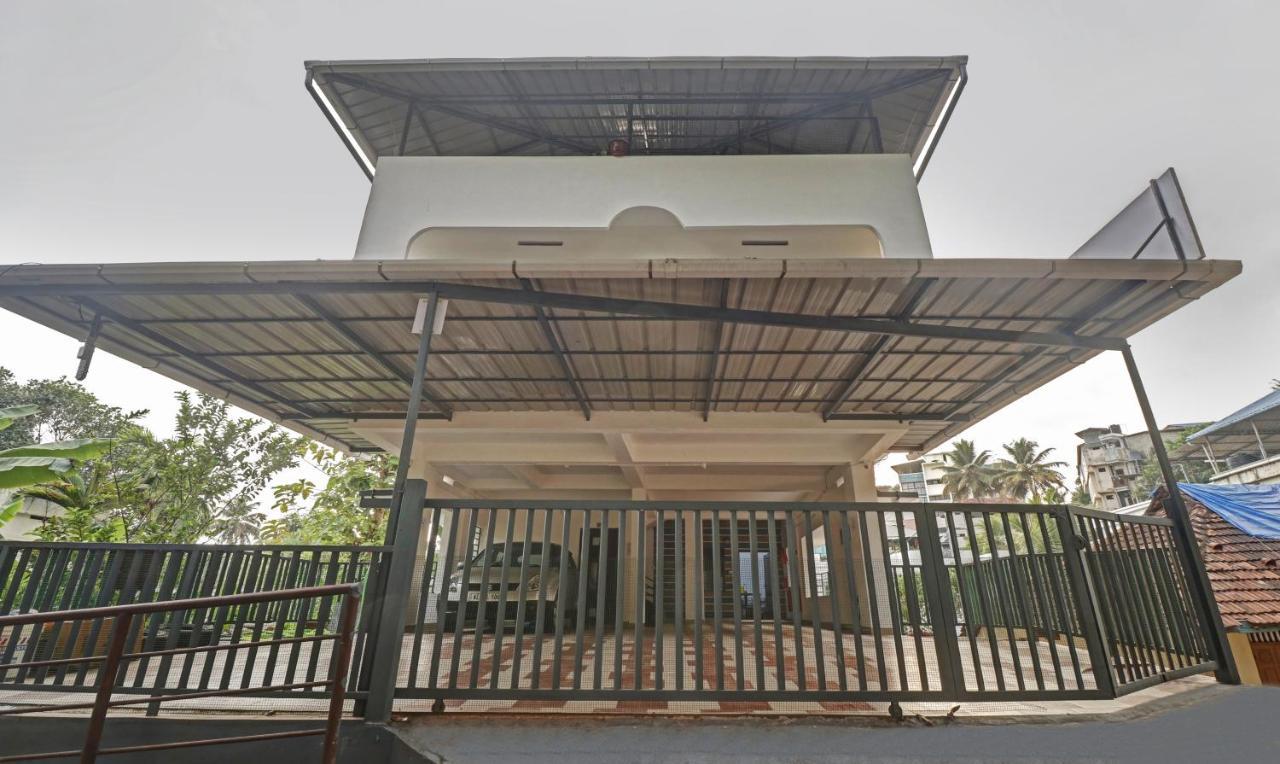 Nirupama,Hotel Aluva 700 Mtr From Aluva Railway Station Alwaye Exterior foto