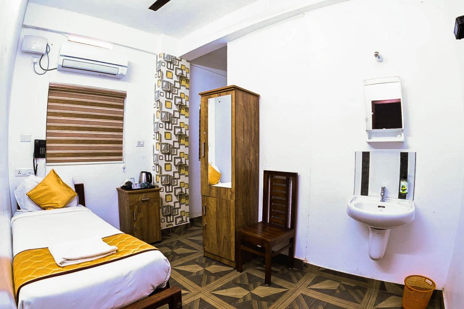Nirupama,Hotel Aluva 700 Mtr From Aluva Railway Station Alwaye Exterior foto