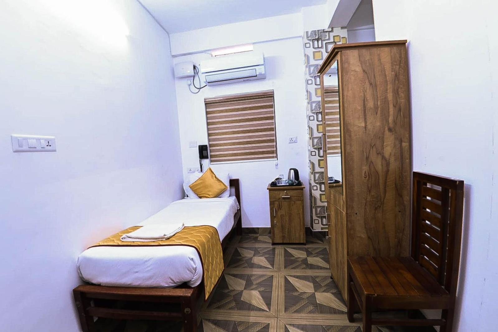 Nirupama,Hotel Aluva 700 Mtr From Aluva Railway Station Alwaye Exterior foto